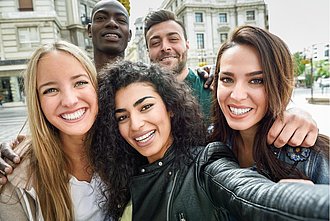 Gruppe junge Menschen macht Selfie