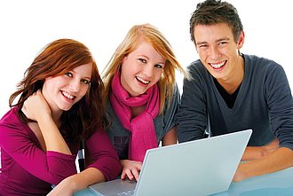 Drei junge Menschen an Laptop